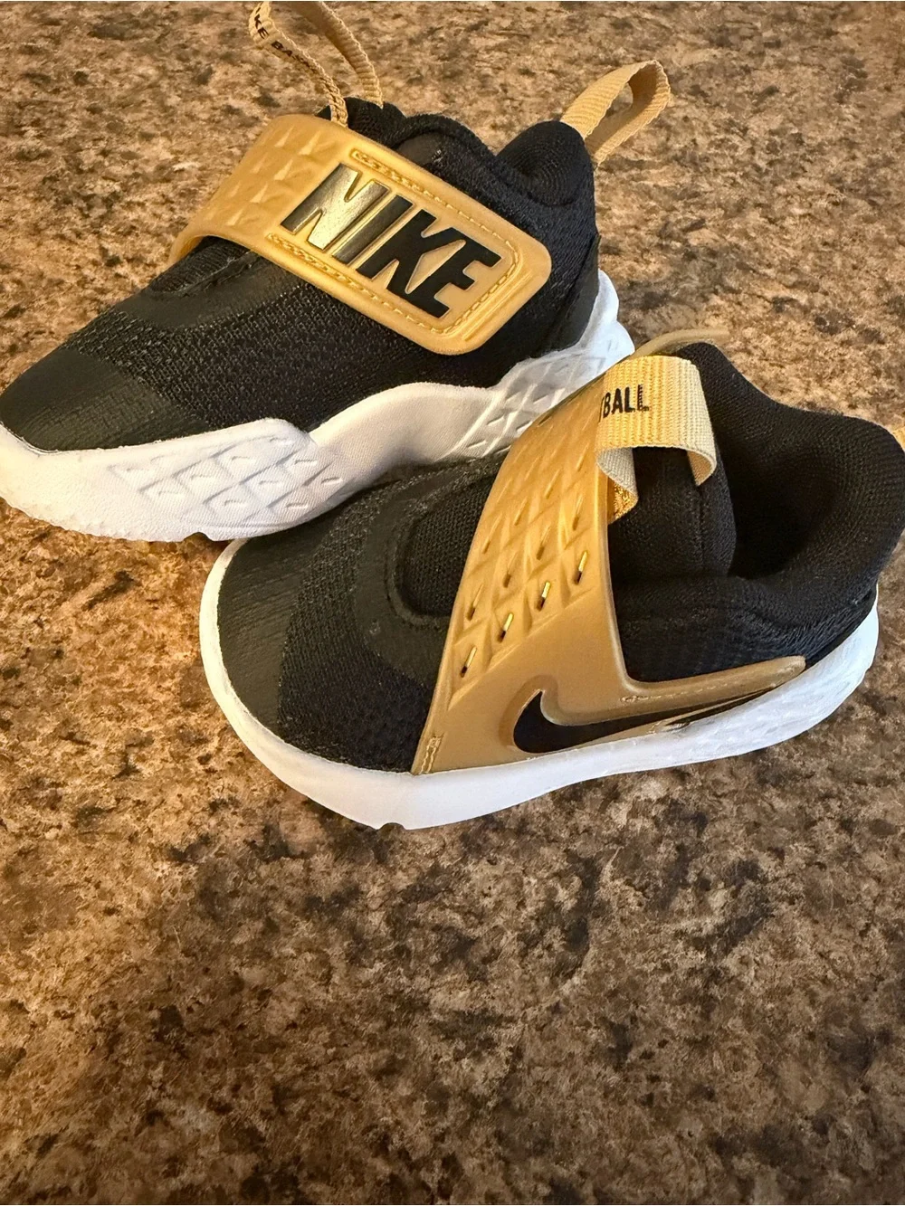 Nike Toddlers Team Hustle D12 Black/Gold Shoes!!(5)